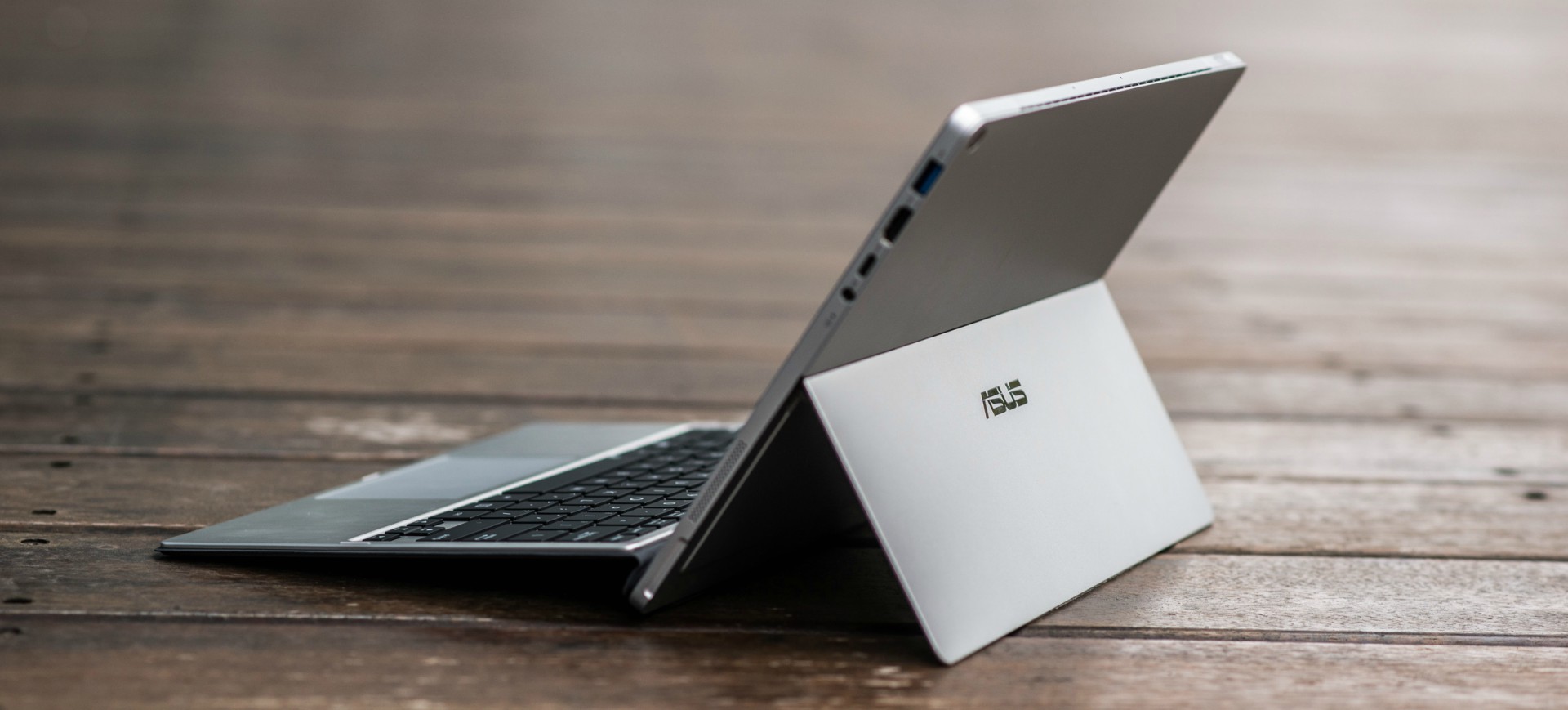 ASUS Transformer Pro T304 - Máy tính biến hình chính thức bán ra tại Việt Nam