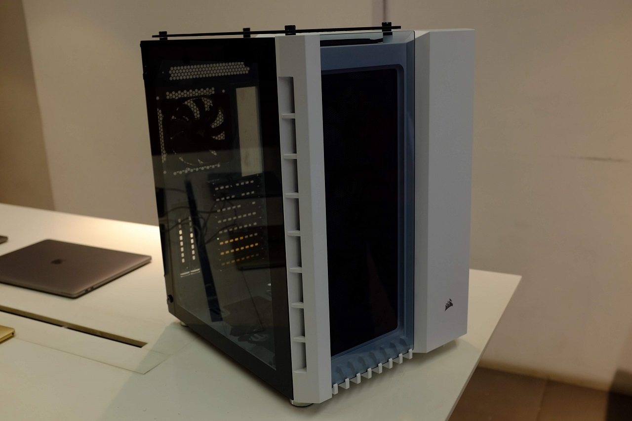 Corsair Crystal 680X Series RGB – Lớn hơn, “xịn xò” hơn