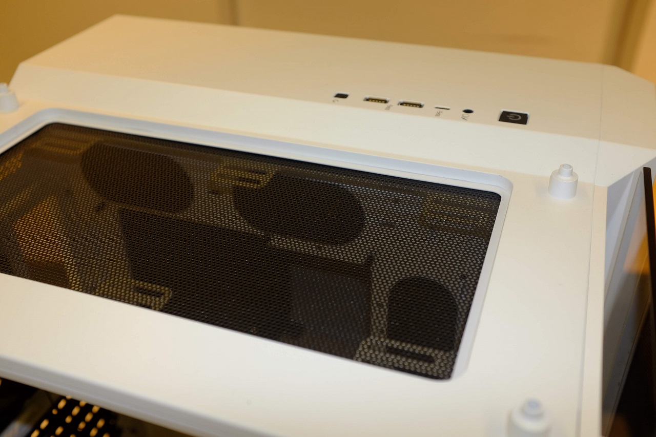 Corsair Crystal 680X Series RGB – Lớn hơn, “xịn xò” hơn