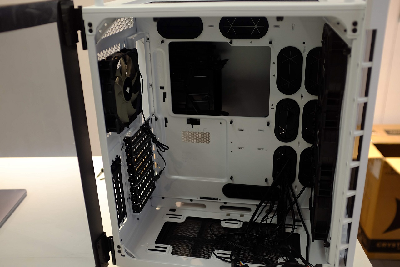 Corsair Crystal 680X Series RGB – Lớn hơn, “xịn xò” hơn