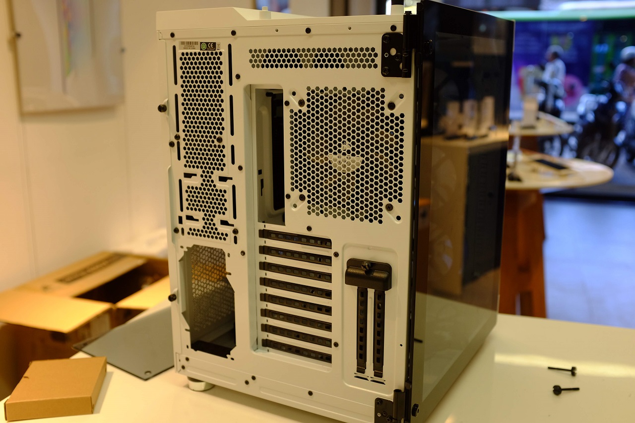 Corsair Crystal 680X Series RGB – Lớn hơn, “xịn xò” hơn