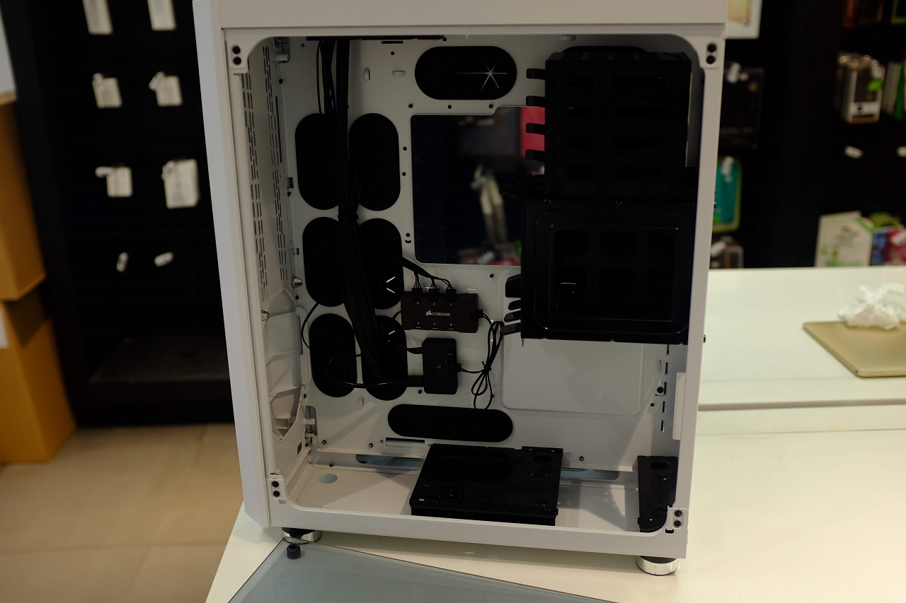 Corsair Crystal 680X Series RGB – Lớn hơn, “xịn xò” hơn