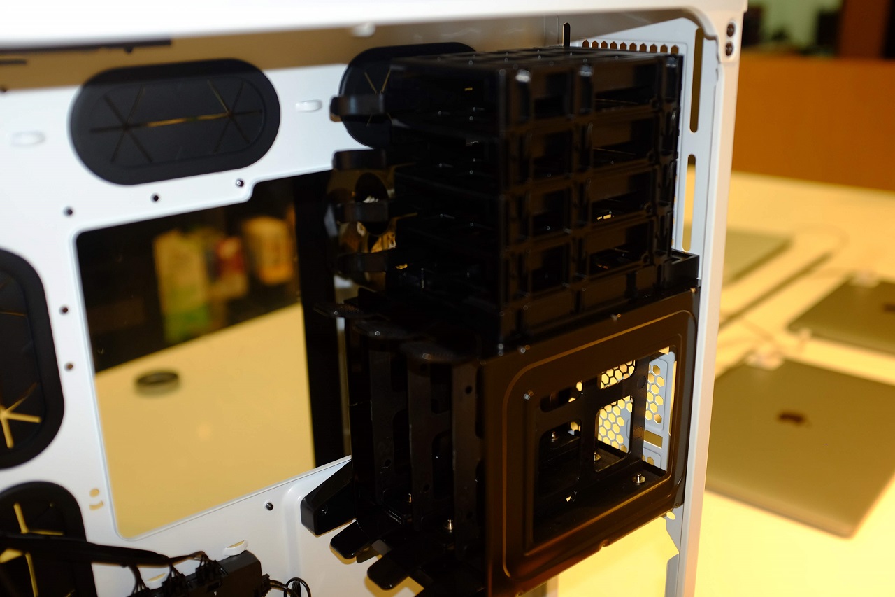 Corsair Crystal 680X Series RGB – Lớn hơn, “xịn xò” hơn