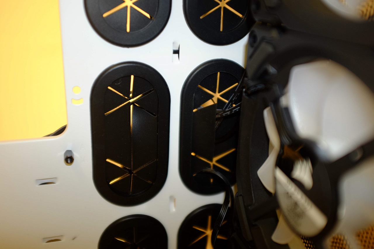 Corsair Crystal 680X Series RGB – Lớn hơn, “xịn xò” hơn