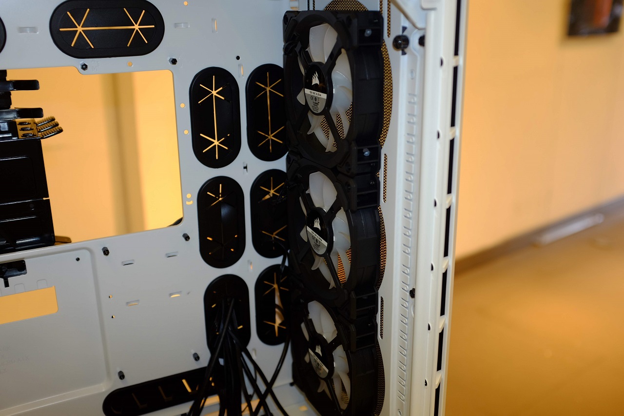 Corsair Crystal 680X Series RGB – Lớn hơn, “xịn xò” hơn
