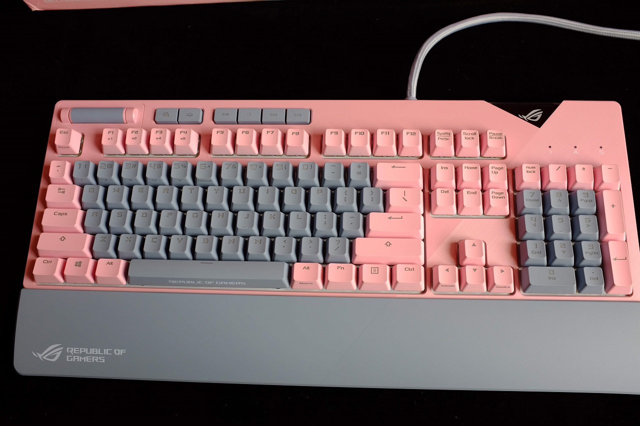 ASUS ROG STRIX FLARE PNK LTD – Nguồn cảm hứng từ "nữ quyền"