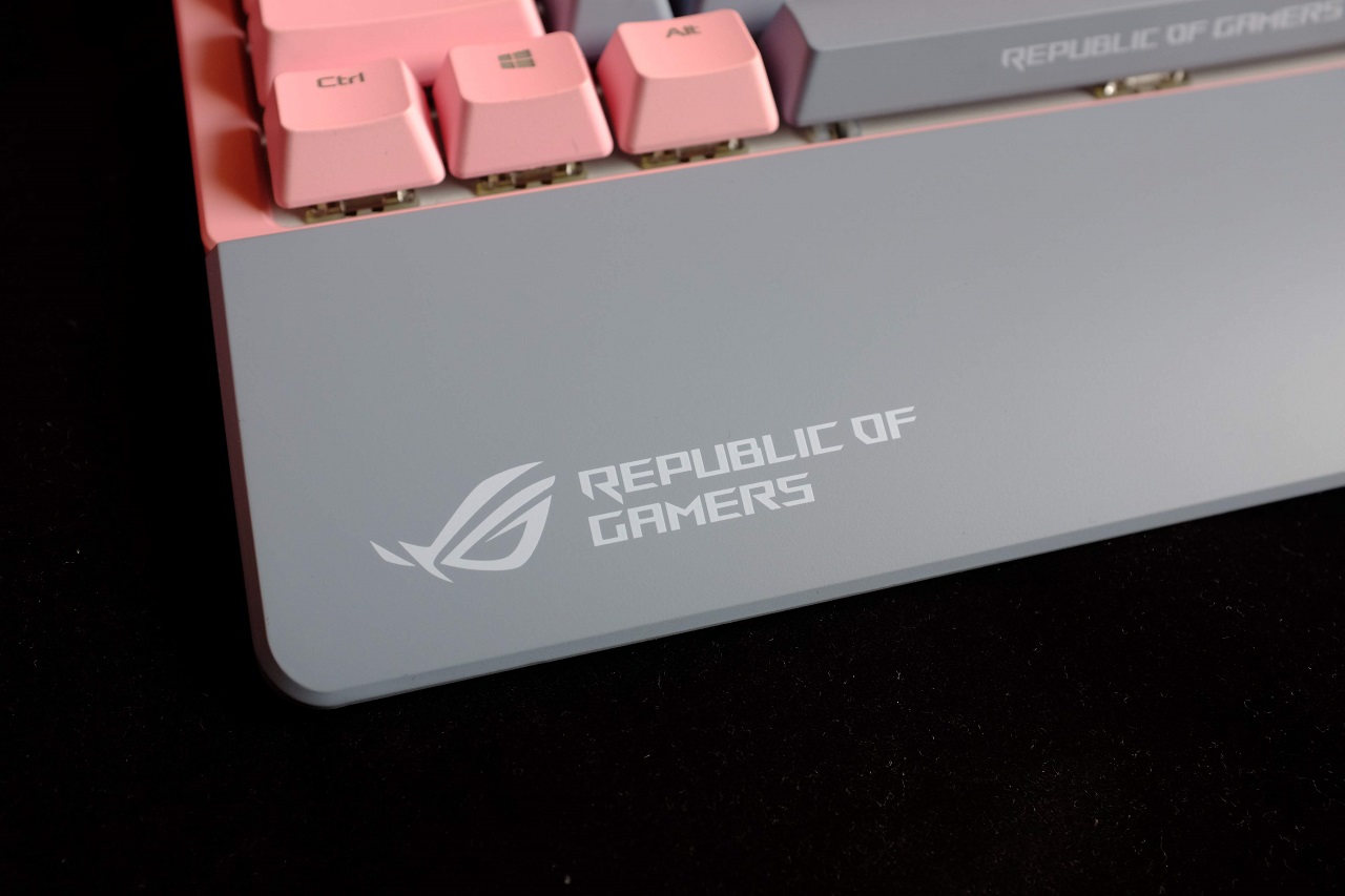 ASUS ROG STRIX FLARE PNK LTD – Nguồn cảm hứng từ "nữ quyền"