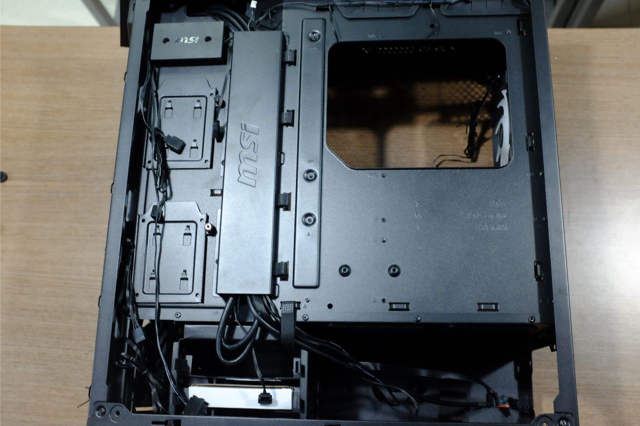 MSI MPG GUNGNIR 100