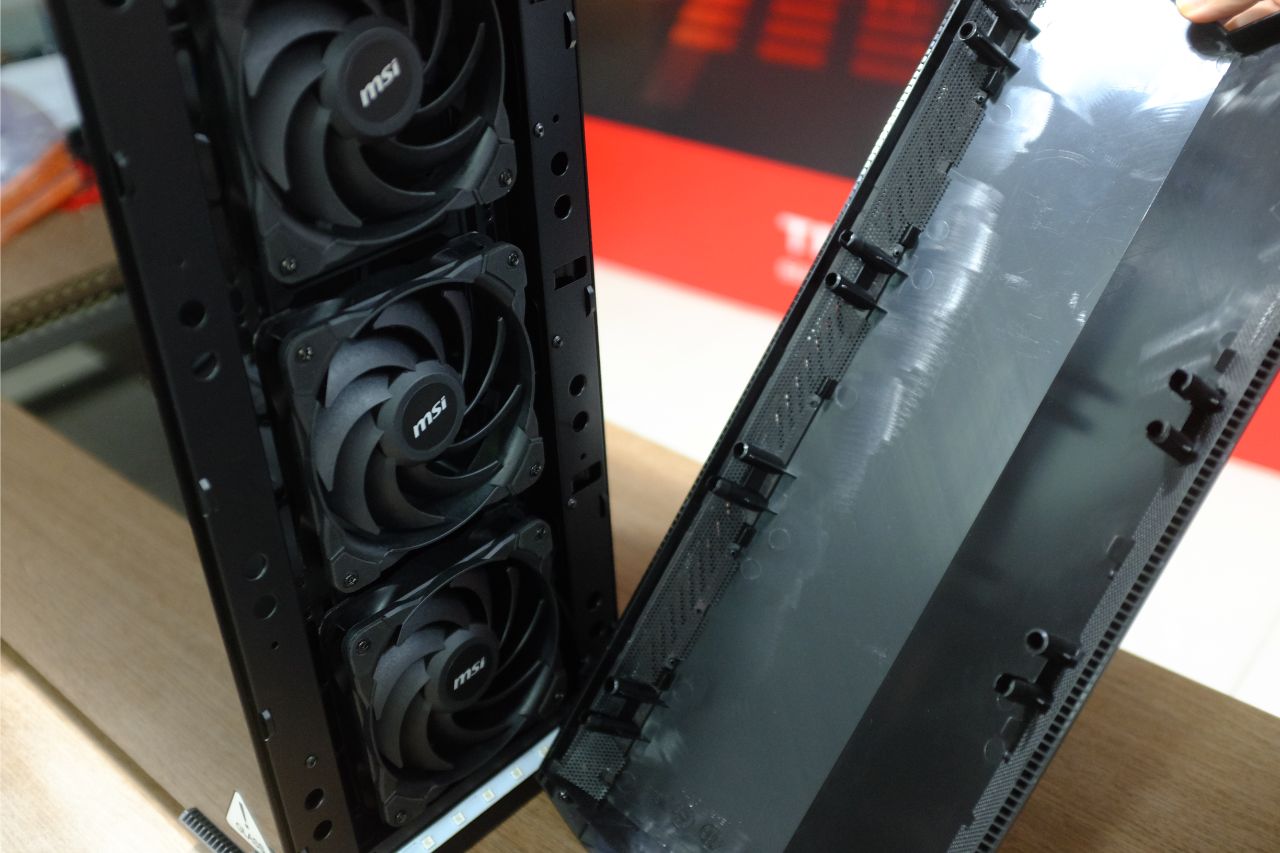 MSI MPG GUNGNIR 100