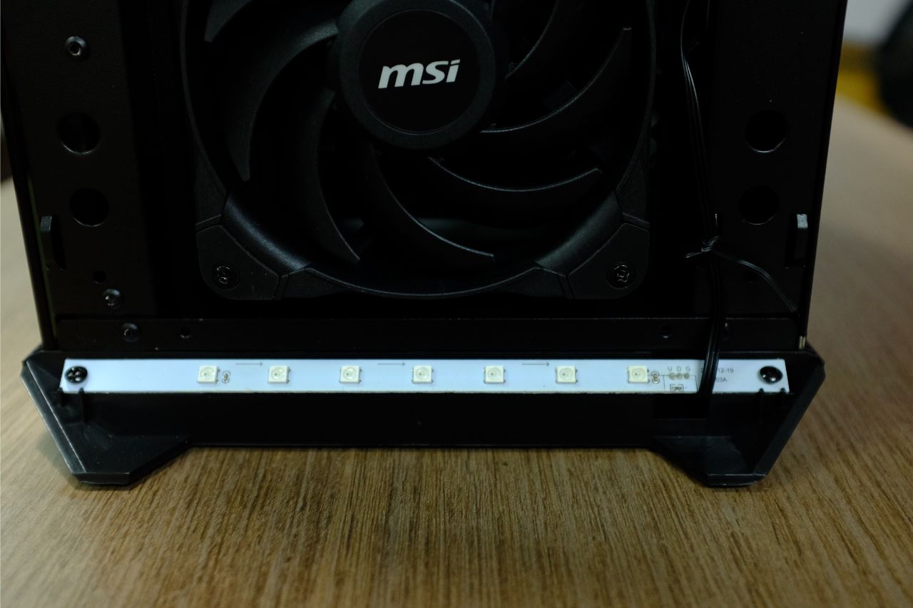 MSI MPG GUNGNIR 100