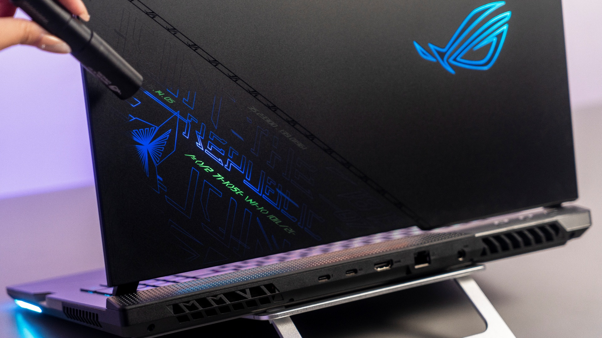 Thiết kế mực vô hình trên ROG Strix SCAR 17 SE