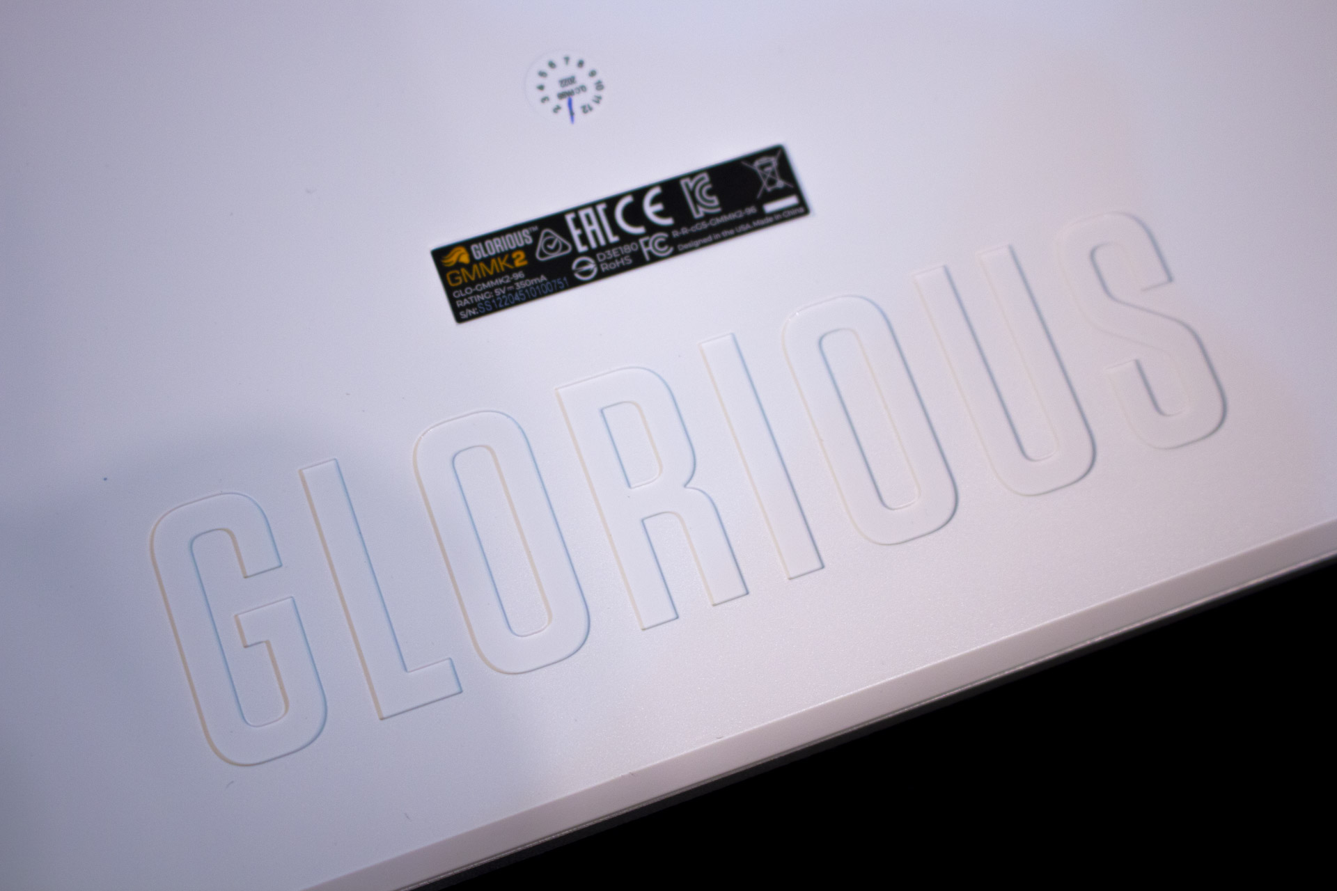 Mặt dưới với chữ Glorious in chìm