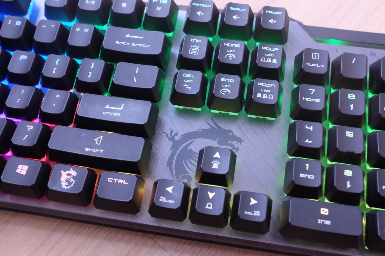 MSI Clutch GM31 Lightweight và MSI Vigor GK50 Elite - Đánh Giá Gaming Gear