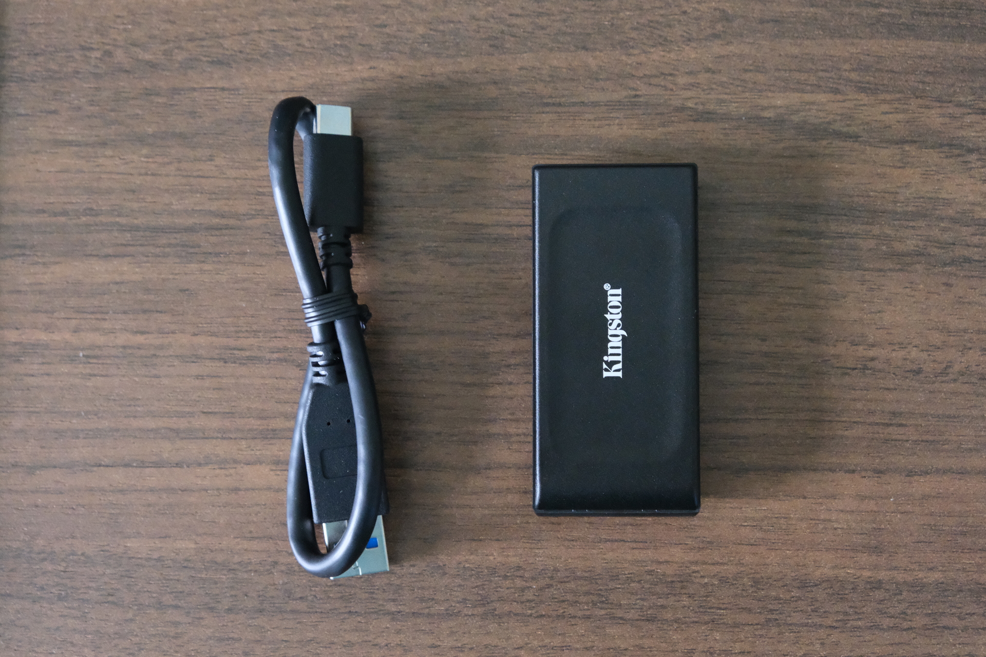 Bên trong hộp Kingston XS1000 2TB