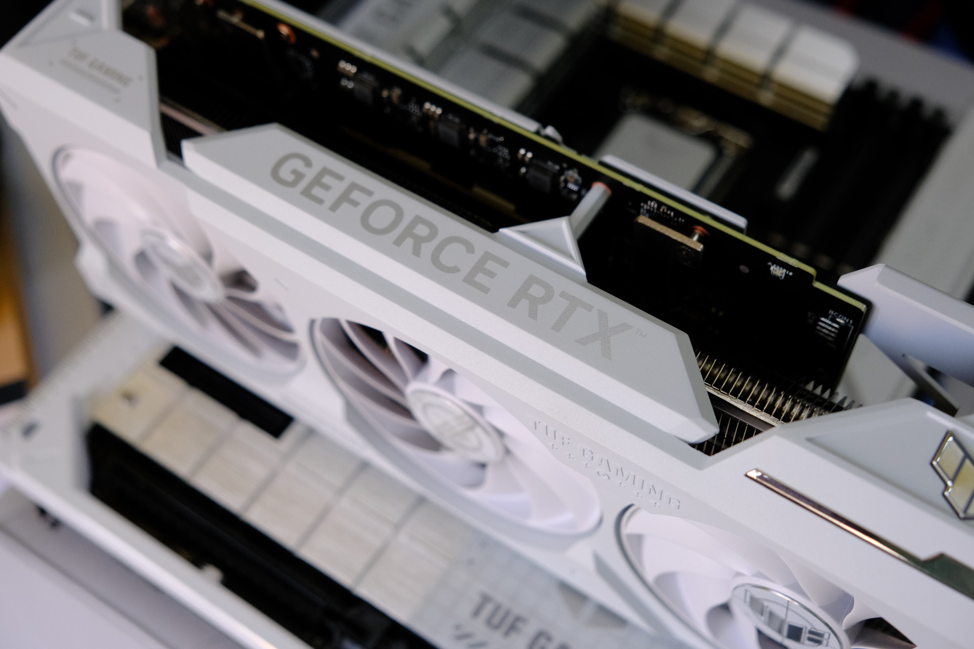 TUF GAMING Z790-BTF WIFI và card đồ họa