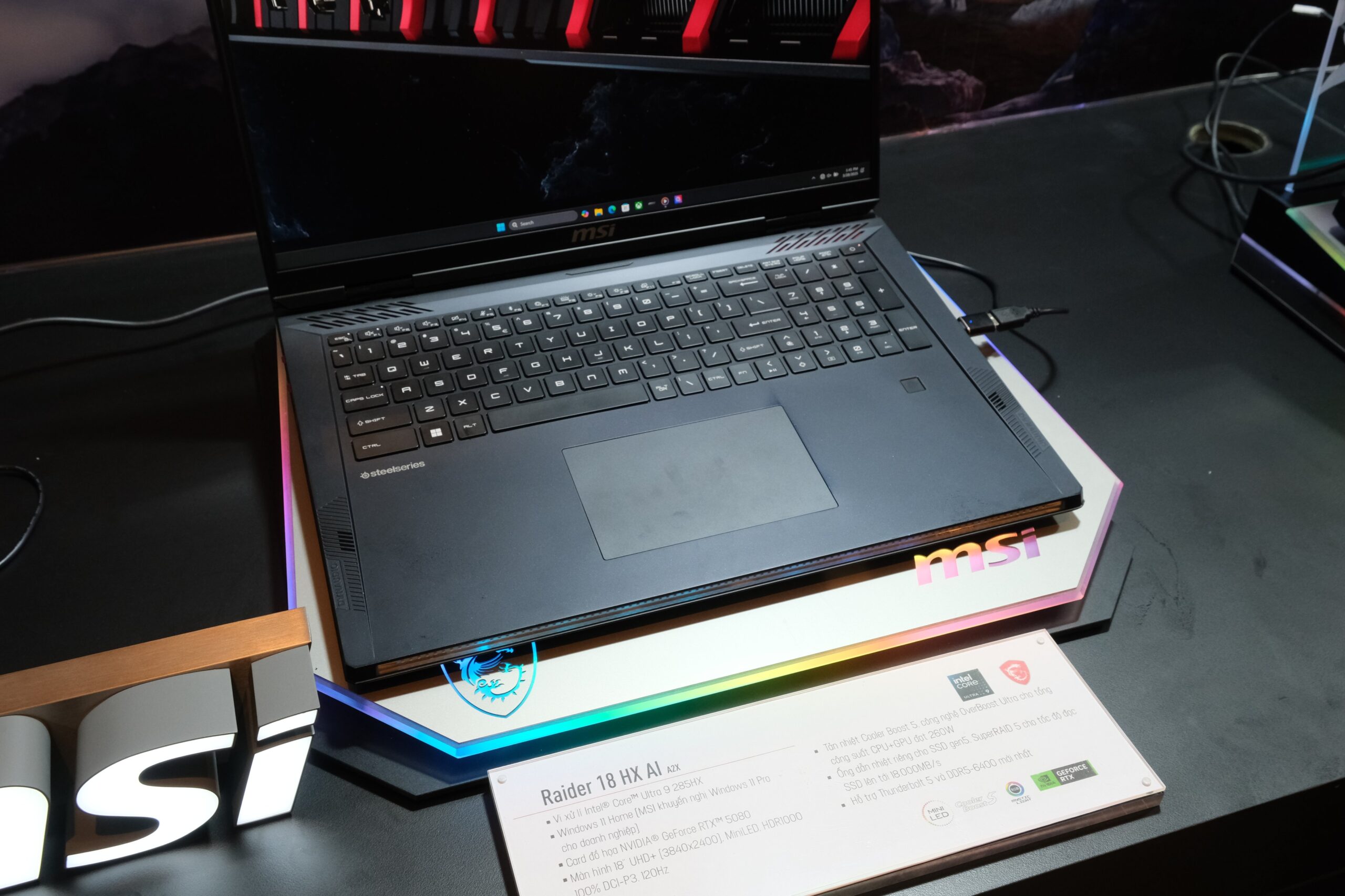 Titan 18 HX AI trang bị RTX 50 Series